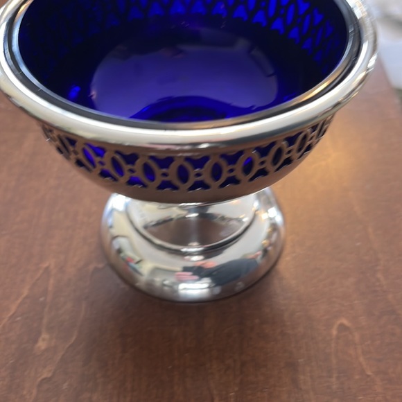 Beautiful silver pedestal bowl with colbalt blue glass insert. - Picture 5 of 10